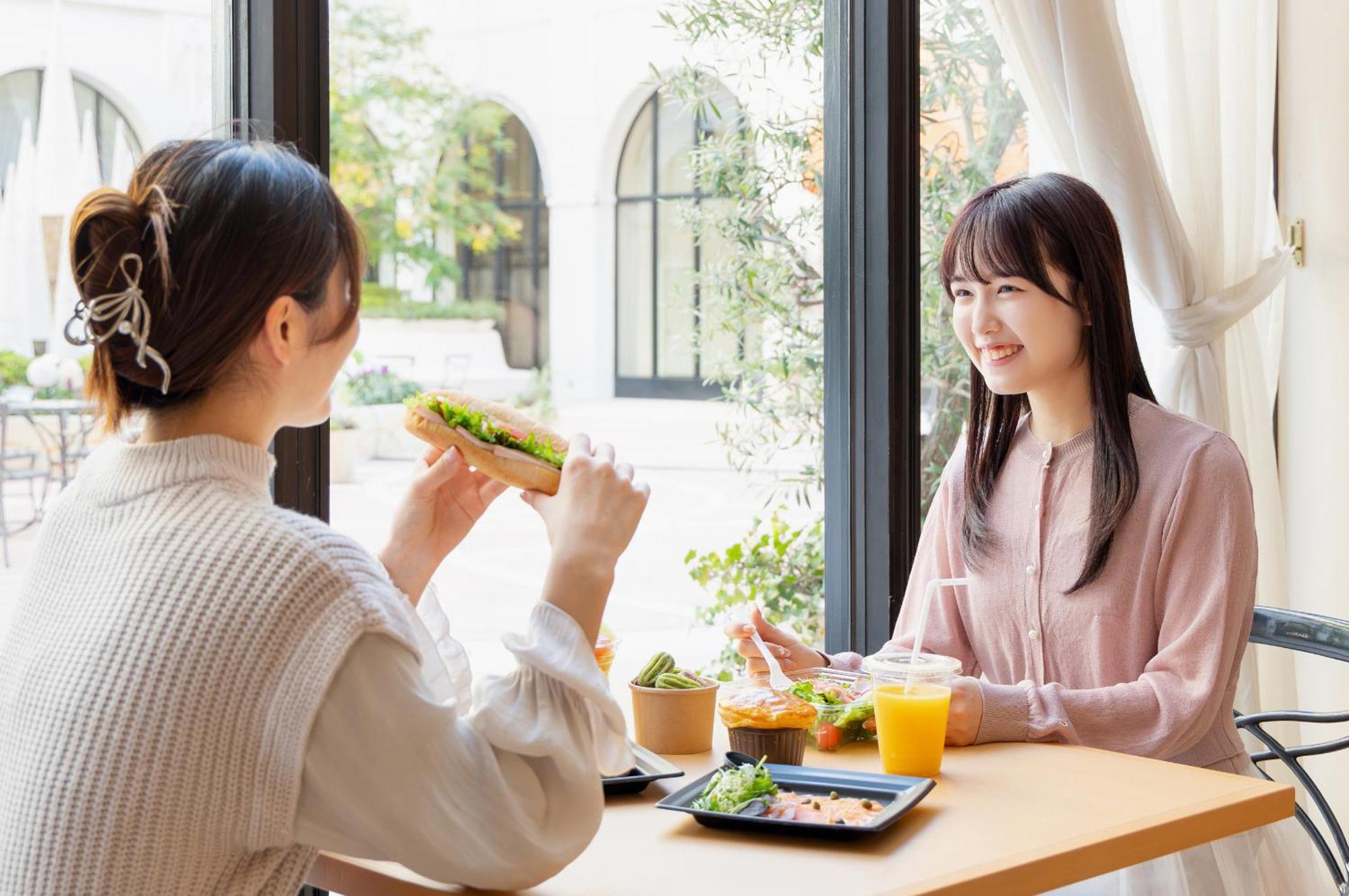 Hotel Okura Tokyo Bay Urayasu Exterior foto Two women eating lunch