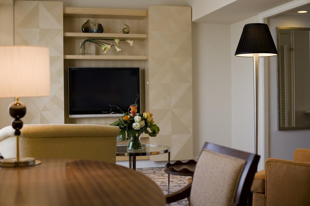 Hotel Okura Tokyo Bay Urayasu Cameră foto A living room at the Mandarin Oriental, Munich